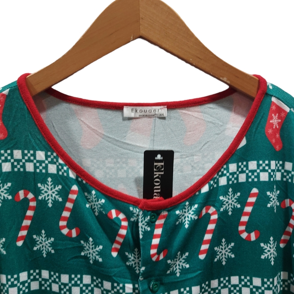 Christmas one piece pj's. Women's size xxl and there is a women's medium - Picture 3 of 5